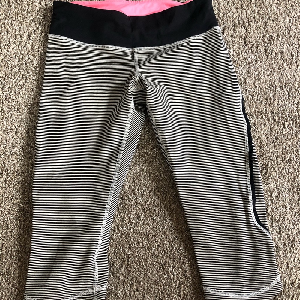 Lululemon stripped cropped leggings Sz 6
